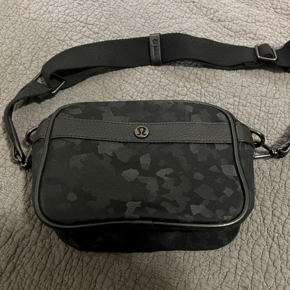 Lululemon Mini Crossbody Bag 3L- Camo